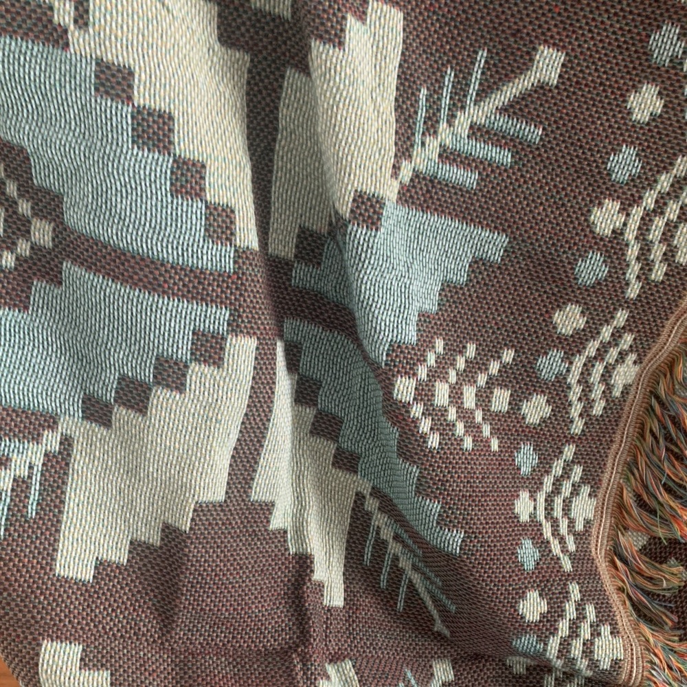 Geometric Patterned Throw Blanket - Picture 4 of 4